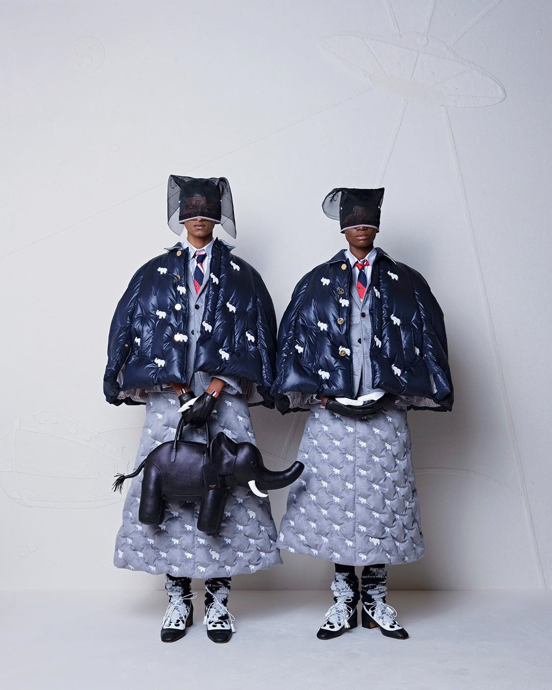 Dàn người mẫu đeo mặt nạ 'đầu trâu mặt ngựa' trên sàn diễn gây chú ý ảnh 10