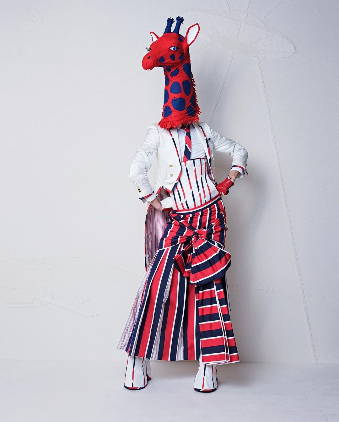 Dàn người mẫu đeo mặt nạ 'đầu trâu mặt ngựa' trên sàn diễn gây chú ý ảnh 11