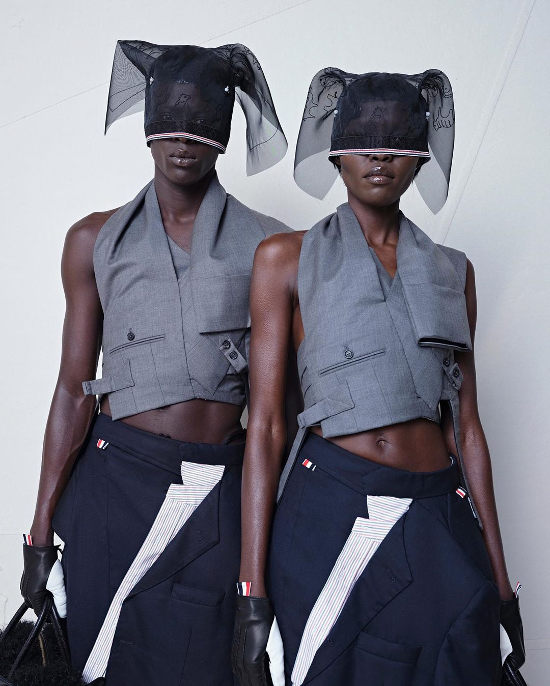 Dàn người mẫu đeo mặt nạ 'đầu trâu mặt ngựa' trên sàn diễn gây chú ý ảnh 12