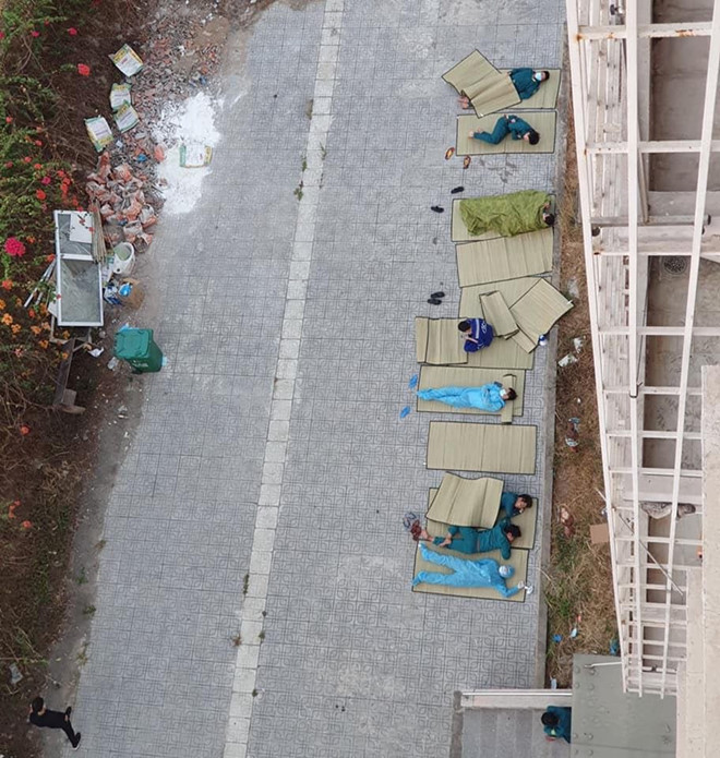 Ảnh tình nguyện viên nằm ngủ trong khu cách ly khiến nghệ sĩ Việt rơi nước mắt ảnh 2