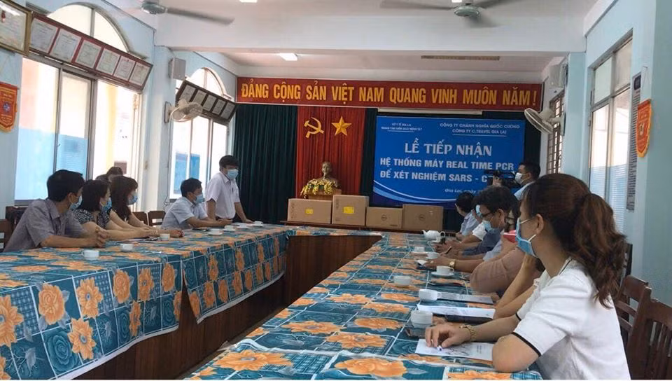 Cường đô la chia sẻ xúc động khi trao tặng máy xét nghiệm COVID-19 ảnh 1
