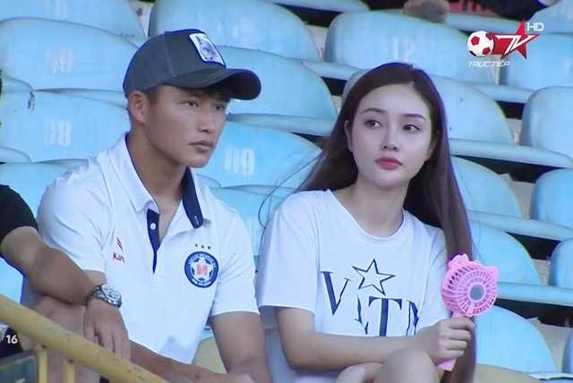 Bạn gái thủ môn Văn Biểu lên sóng trực tiếp, nhan sắc khiến fans xuýt xoa ảnh 1