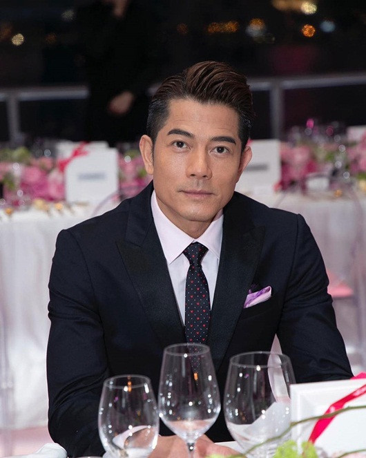 Showbiz 31/1: Video Ngọc Trinh khoe chân ngực nóng bỏng có lượt xem ‘khủng’ ảnh 4