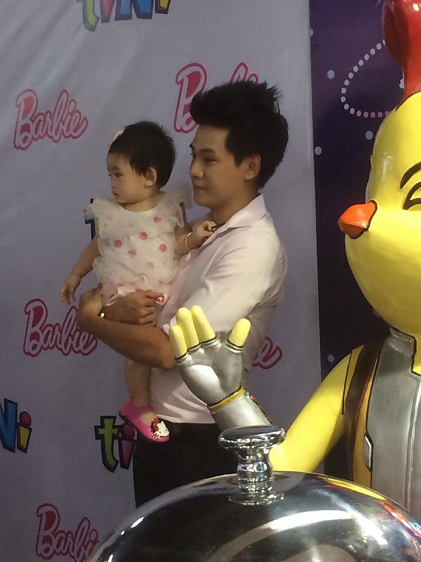 Khoảnh khắc hiếm hoi của Mai Phương và Phùng Ngọc Huy bên con gái ảnh 7