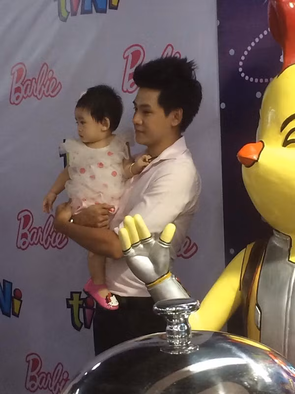 Khoảnh khắc hiếm hoi của Mai Phương và Phùng Ngọc Huy bên con gái ảnh 7