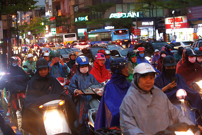 Trời Hà Nội nổi giông lốc mạnh giờ tan tầm ảnh 18