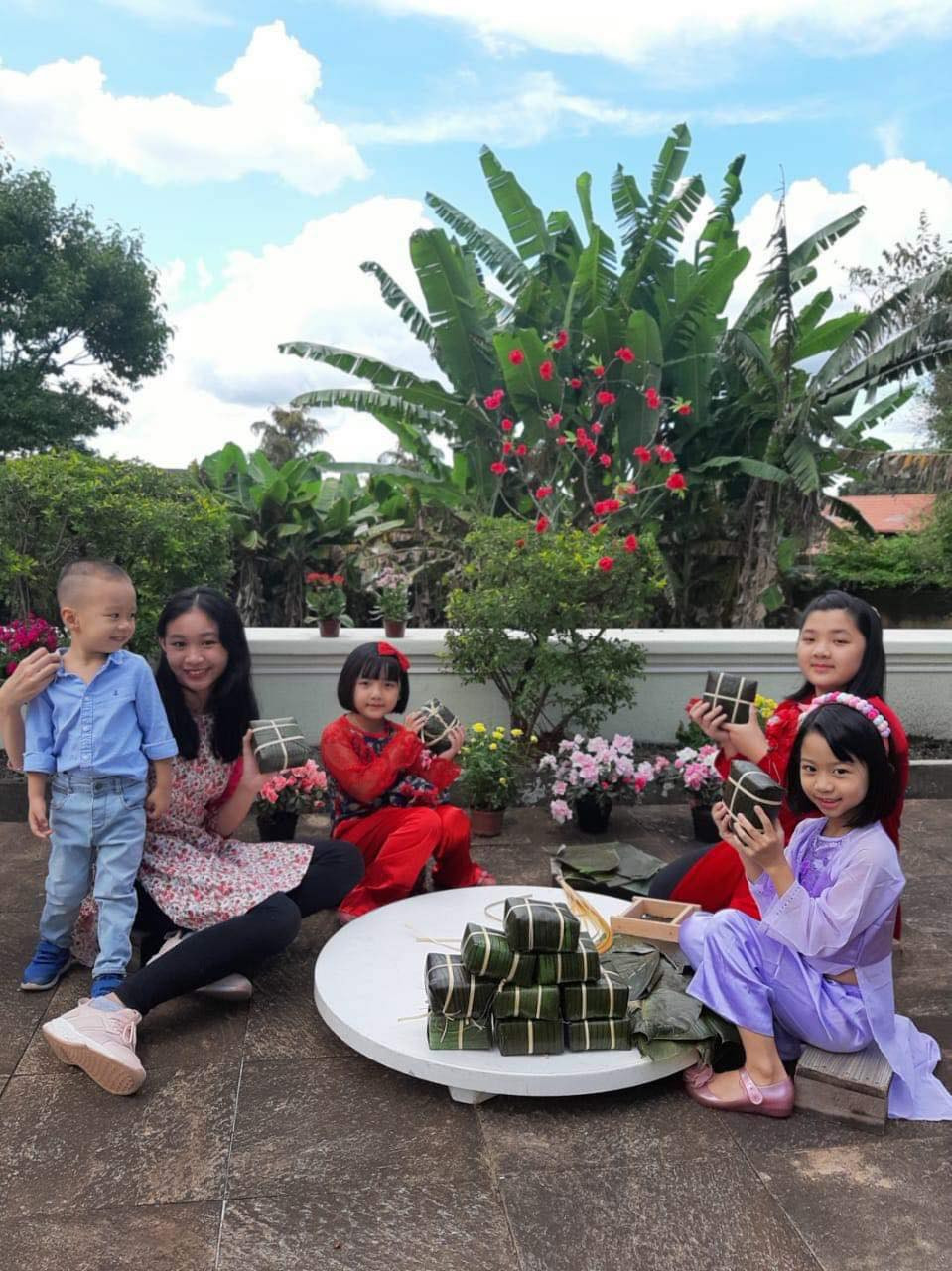 Hoa mai, hoa đào, bánh chưng xanh nơi tâm dịch COVID-19 lớn thứ ba thế giới ảnh 3