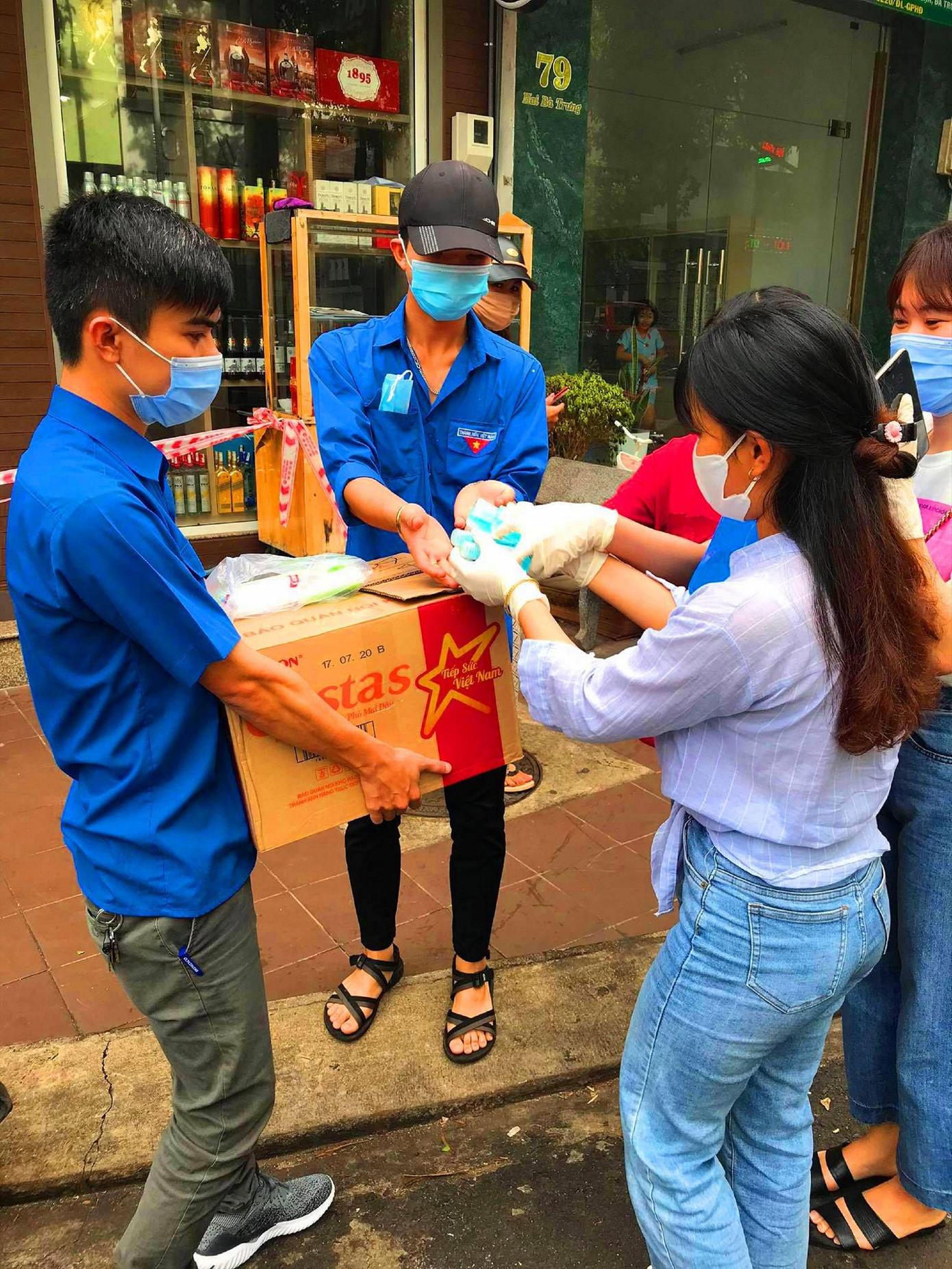 Những 'chiến binh áo xanh' trong tâm dịch Đắk Lắk ảnh 1