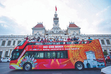 Nhiều điểm du lịch đóng cửa, người dân Hà Nội đổ ra các tuyến phố lớn dịp lễ 30/4 ảnh 18 Nhiều điểm du lịch đóng cửa, người dân Hà Nội đổ ra các tuyến phố lớn dịp lễ 30/4 ảnh 18