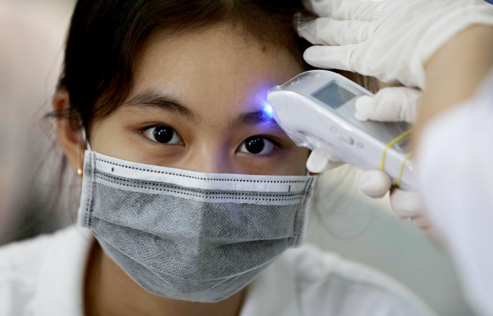 Lấy mẫu xét nghiệm COVID-19 hàng loạt nhân viên y tế tại các bệnh viện lớn ảnh 2