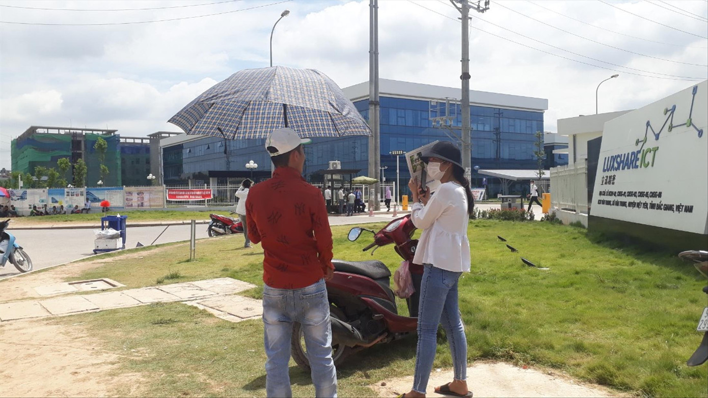 Tấp nập dự tuyển vào nhà máy của Apple ảnh 1