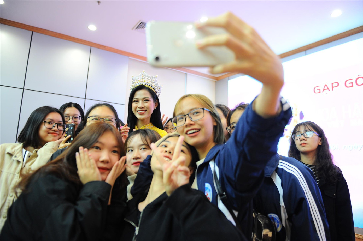 Hoa hậu Việt Nam Đỗ Thị Hà về trường ảnh 1