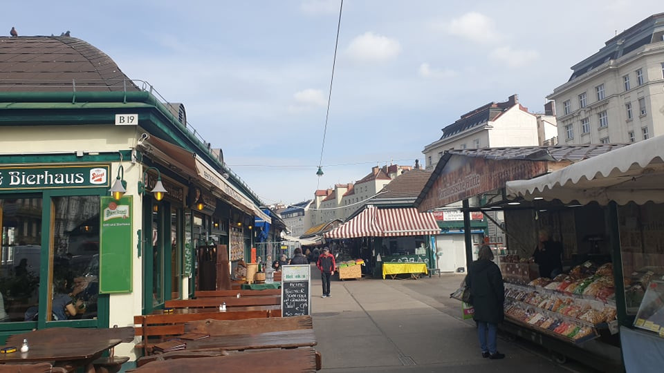 Đeo khẩu trang ở xứ người ảnh 1