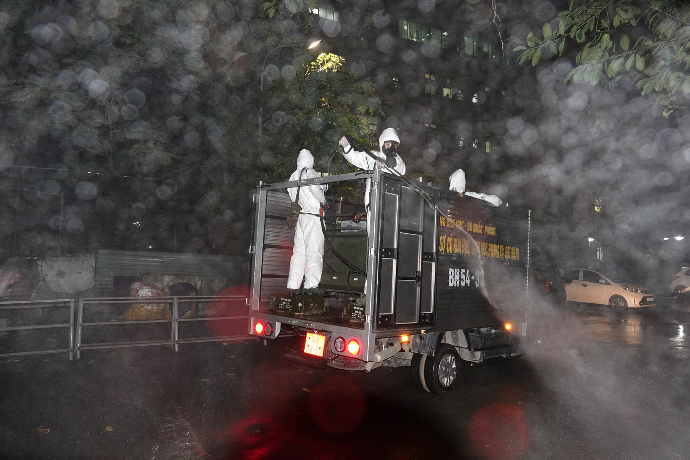 Theo chân lính phòng hóa tiêu độc ổ dịch ảnh 3