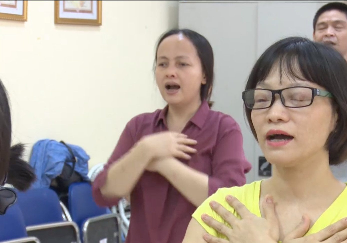 Dù khiếm khuyết đôi mắt nhưng họ có khả năng cảm thụ âm nhạc tinh tế Khi người khiếm thị nhảy zumba ảnh 1
