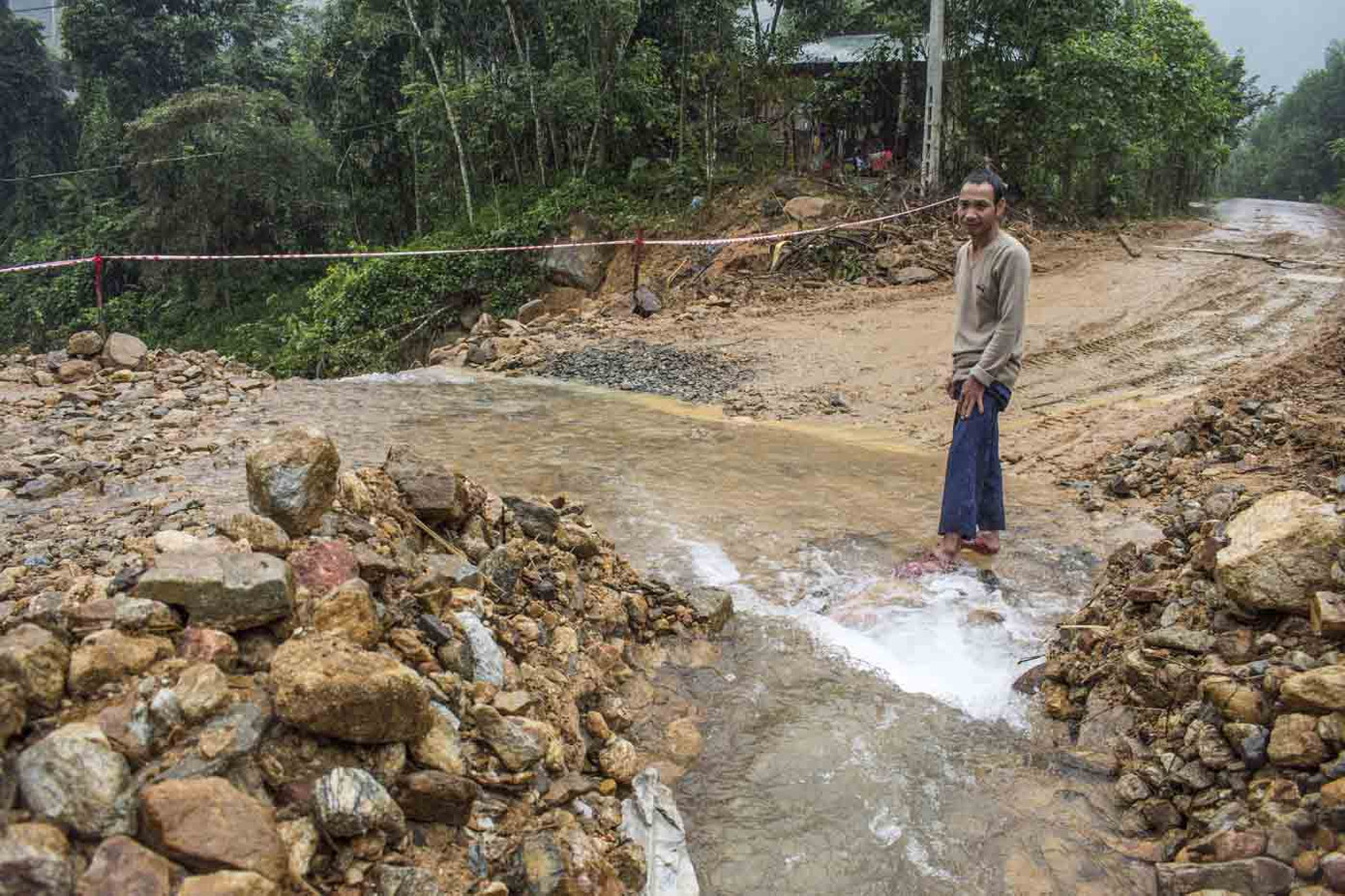 Dọc đường cứu trợ: Vòng xám Trà Leng ảnh 1