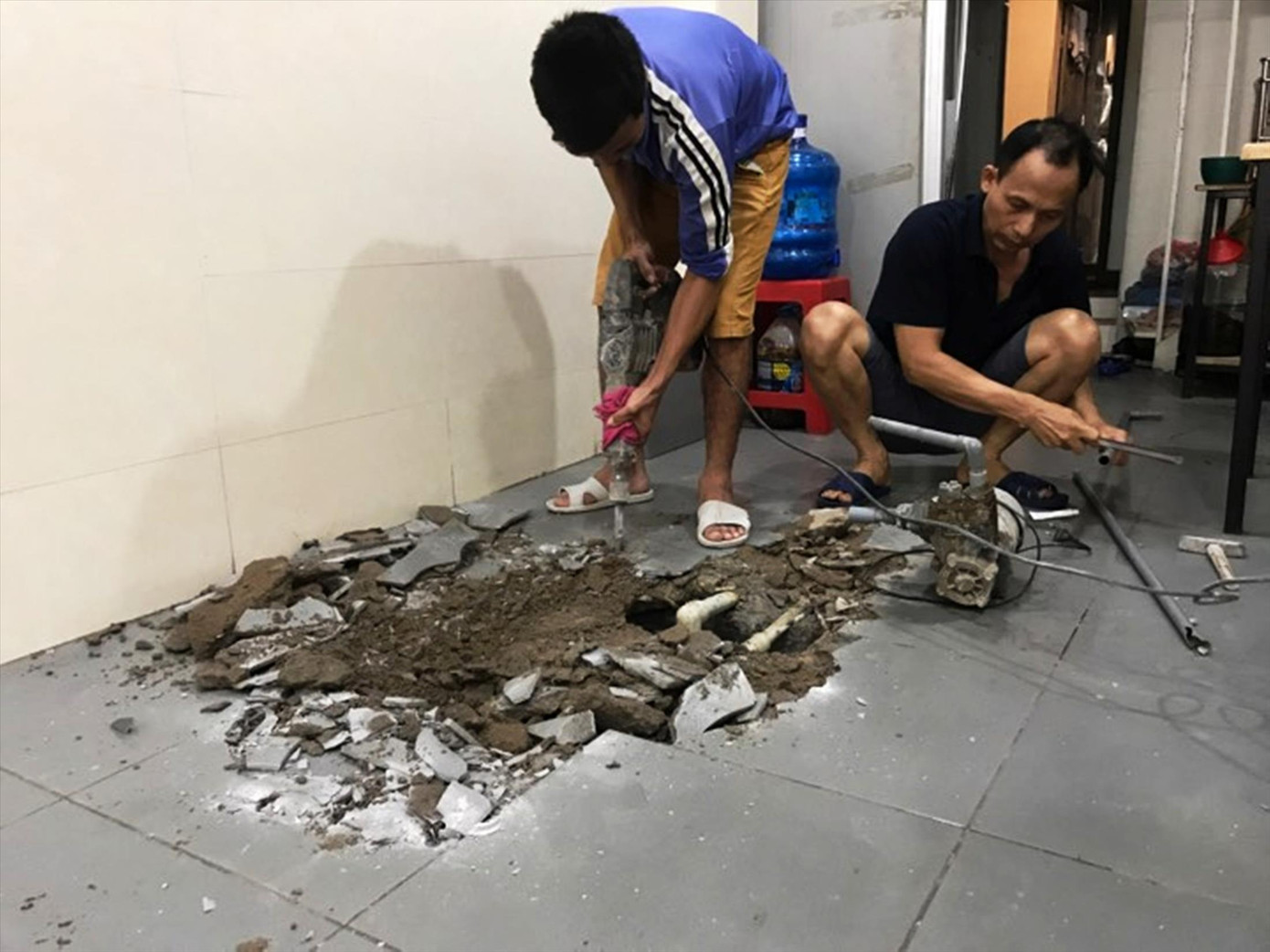 Hậu sự cố ô nhiễm nước sông Đà: Đền bù dân một tháng tiền nước, công bằng chưa? ảnh 1