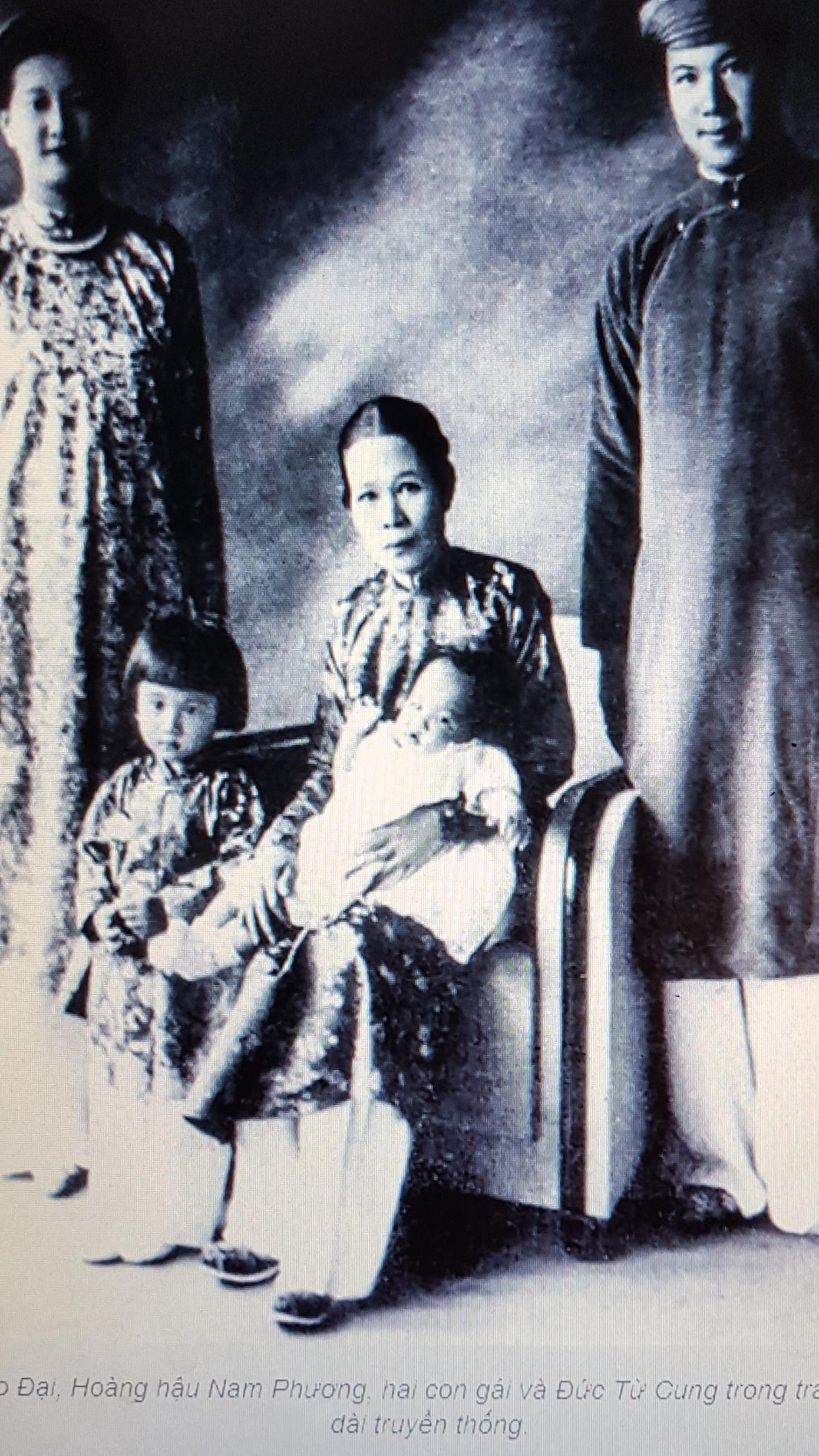 Nhân Huế mình đang mặc quốc phục ảnh 3