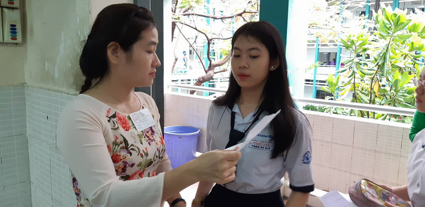 Thí sinh tại TPHCM tham gia kỳ thi lớp 10 làm thủ tục dự thi Thi tuyển lớp 10 ở Hà Nội: Giám sát đặc biệt phòng chứa bài, đề thi ảnh 2