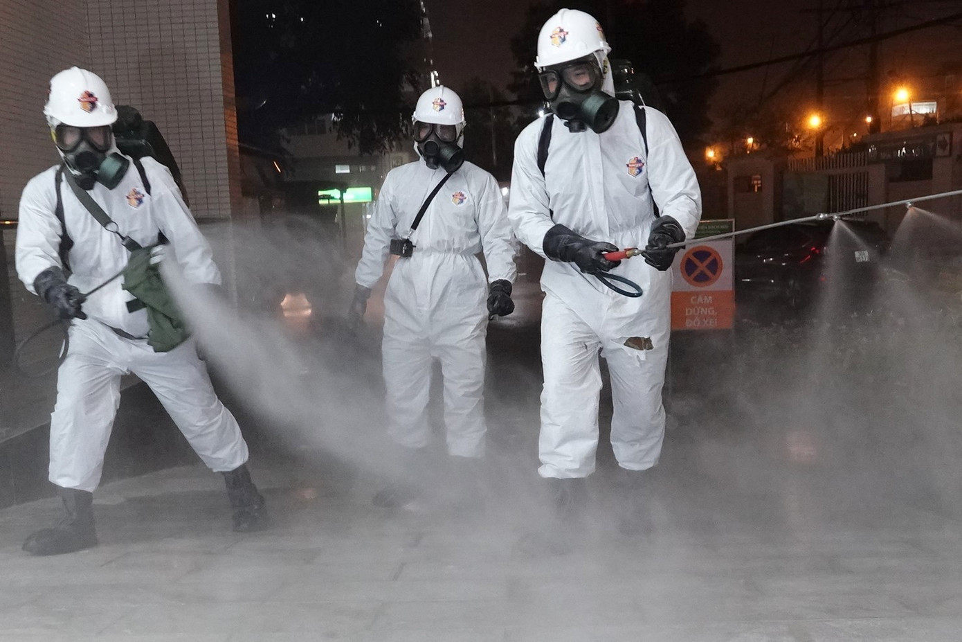 Theo chân lính phòng hóa tiêu độc ổ dịch ảnh 1