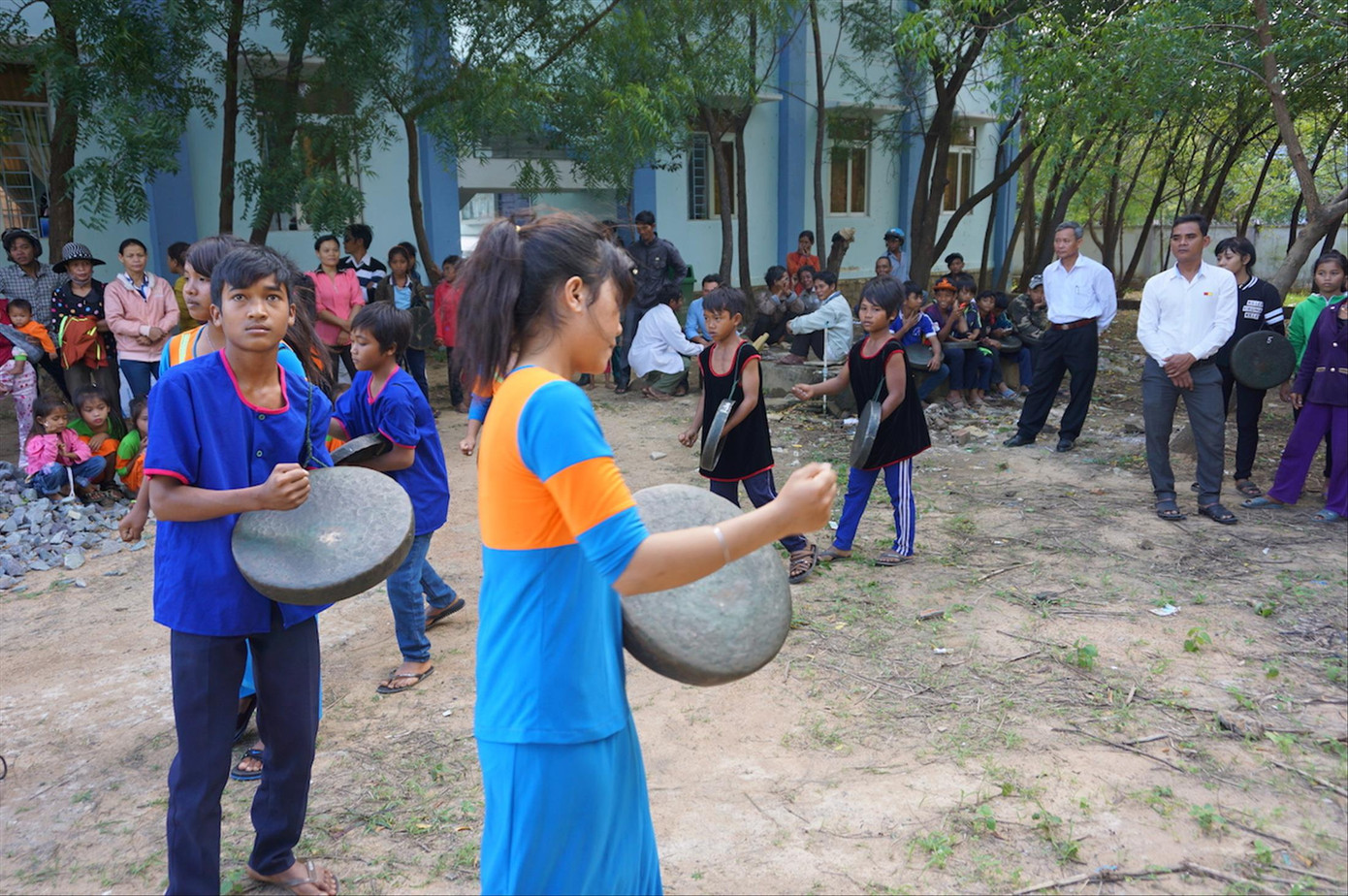 Người đánh thức bóng núi phía sườn đông ảnh 1