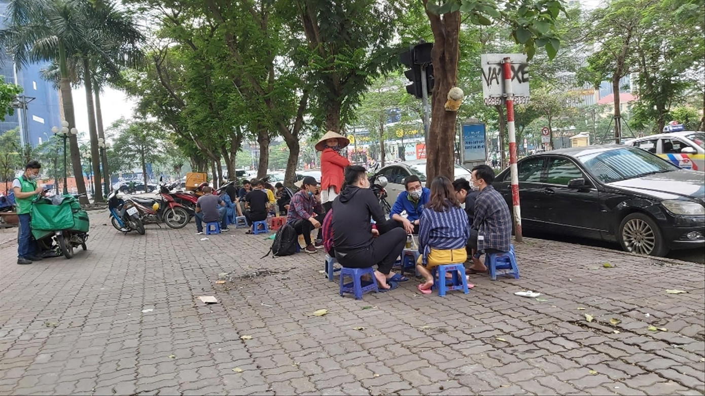 Phố vắng, hàng quán cửa đóng then cài ảnh 1