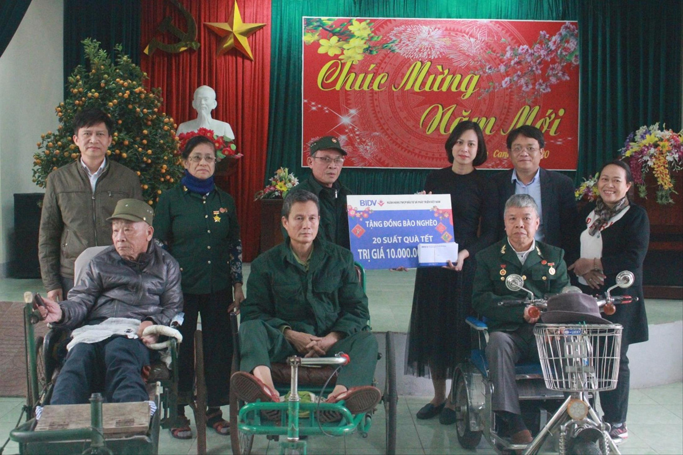 Nhà tài trợ và báo Tiền Phong tặng quà tết 10 trung tâm điều dưỡng thương binh ảnh 1