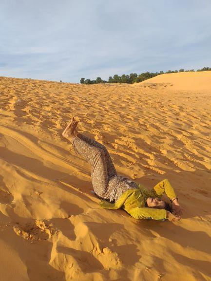 Cụ già 71 tuổi trượt cát ngoạn mục ở Mũi Né khiến du khách trầm trồ ảnh 2