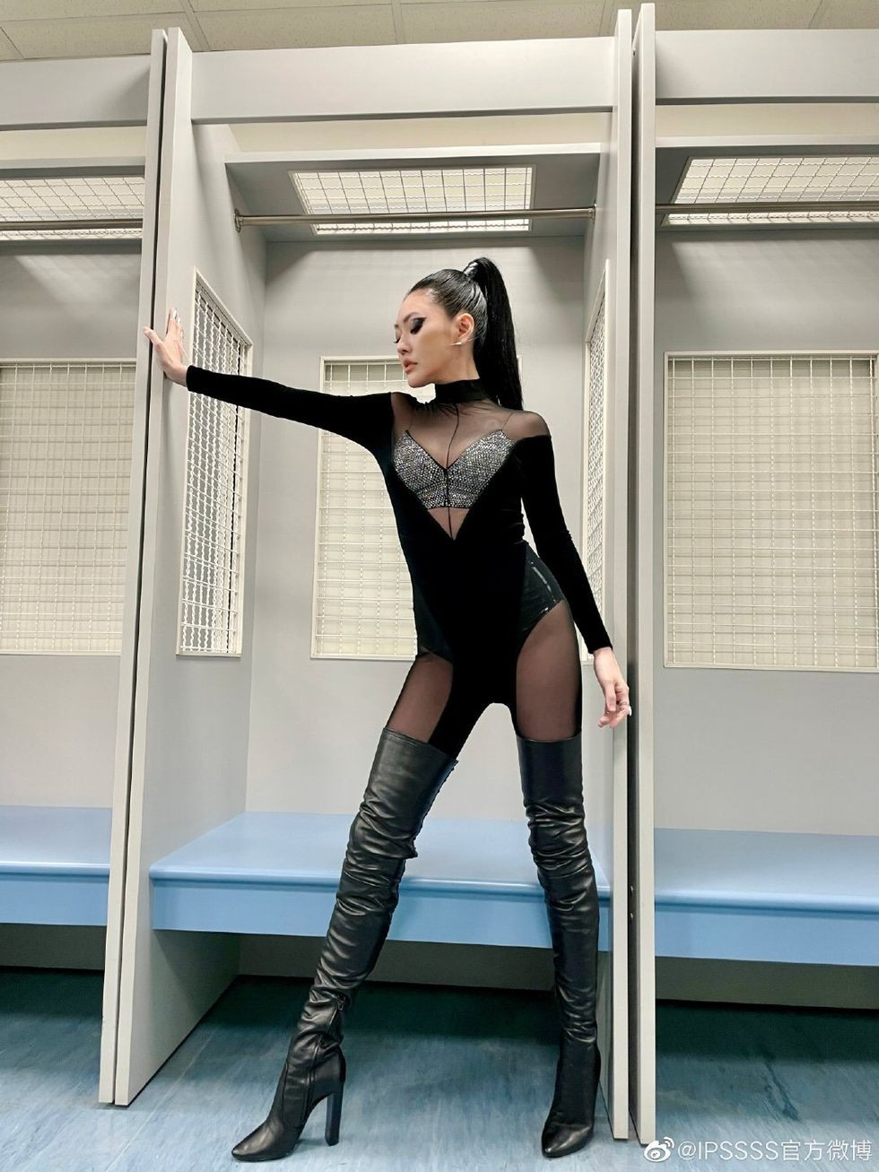 Diện đồ xuyên thấu lộ nội y, Từ Hy Đệ gây sốc khi ‘khóa môi’ Thái Y Lâm ảnh 11