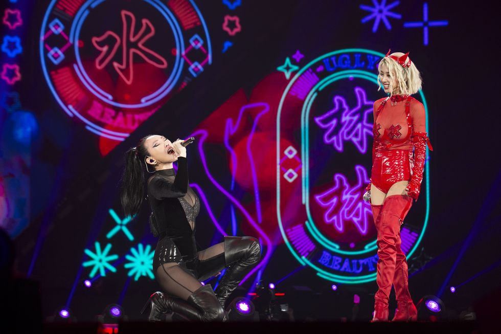 Diện đồ xuyên thấu lộ nội y, Từ Hy Đệ gây sốc khi ‘khóa môi’ Thái Y Lâm ảnh 6