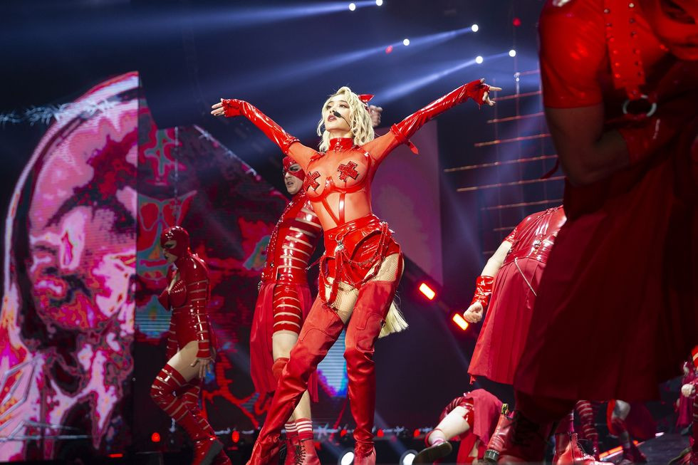 Diện đồ xuyên thấu lộ nội y, Từ Hy Đệ gây sốc khi ‘khóa môi’ Thái Y Lâm ảnh 2