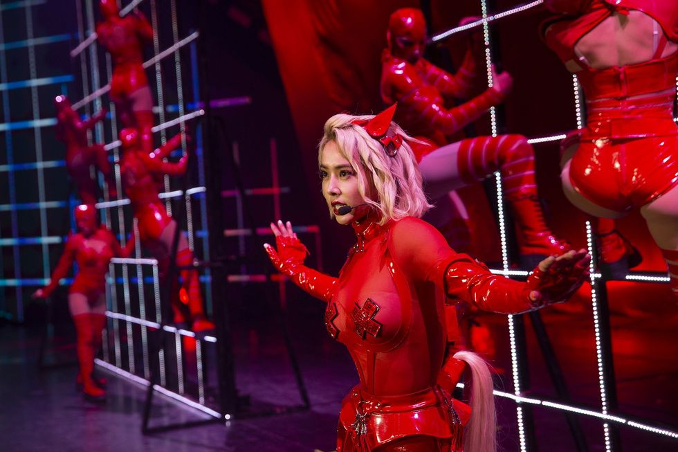 Diện đồ xuyên thấu lộ nội y, Từ Hy Đệ gây sốc khi ‘khóa môi’ Thái Y Lâm ảnh 1