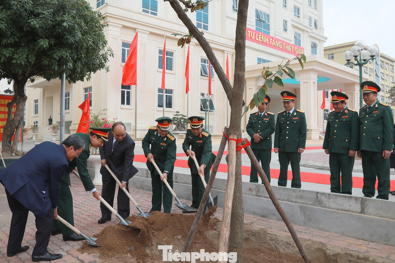 Thủ tướng Nguyễn Xuân Phúc thăm bộ đội Tăng - Thiết giáp ảnh 1