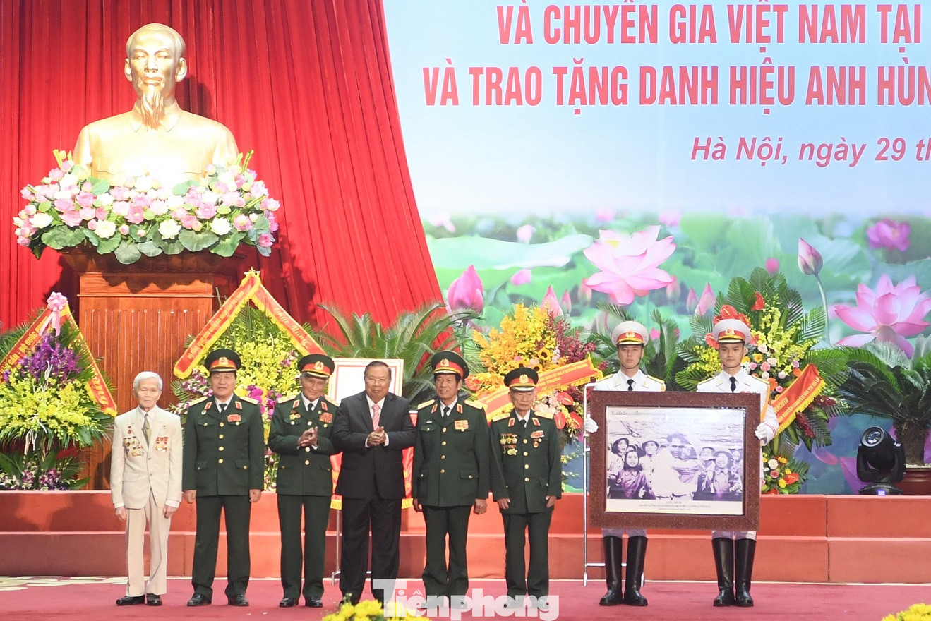 Trao tặng danh hiệu Anh hùng cho Quân tình nguyện và Chuyên gia Việt Nam tại Lào ảnh 2