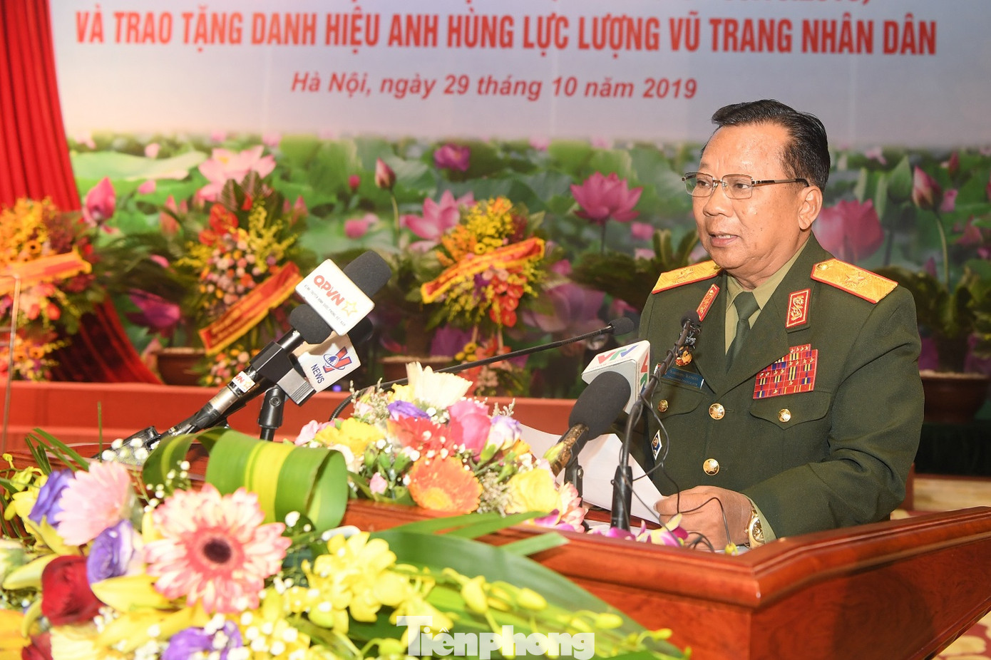 Trao tặng danh hiệu Anh hùng cho Quân tình nguyện và Chuyên gia Việt Nam tại Lào ảnh 5