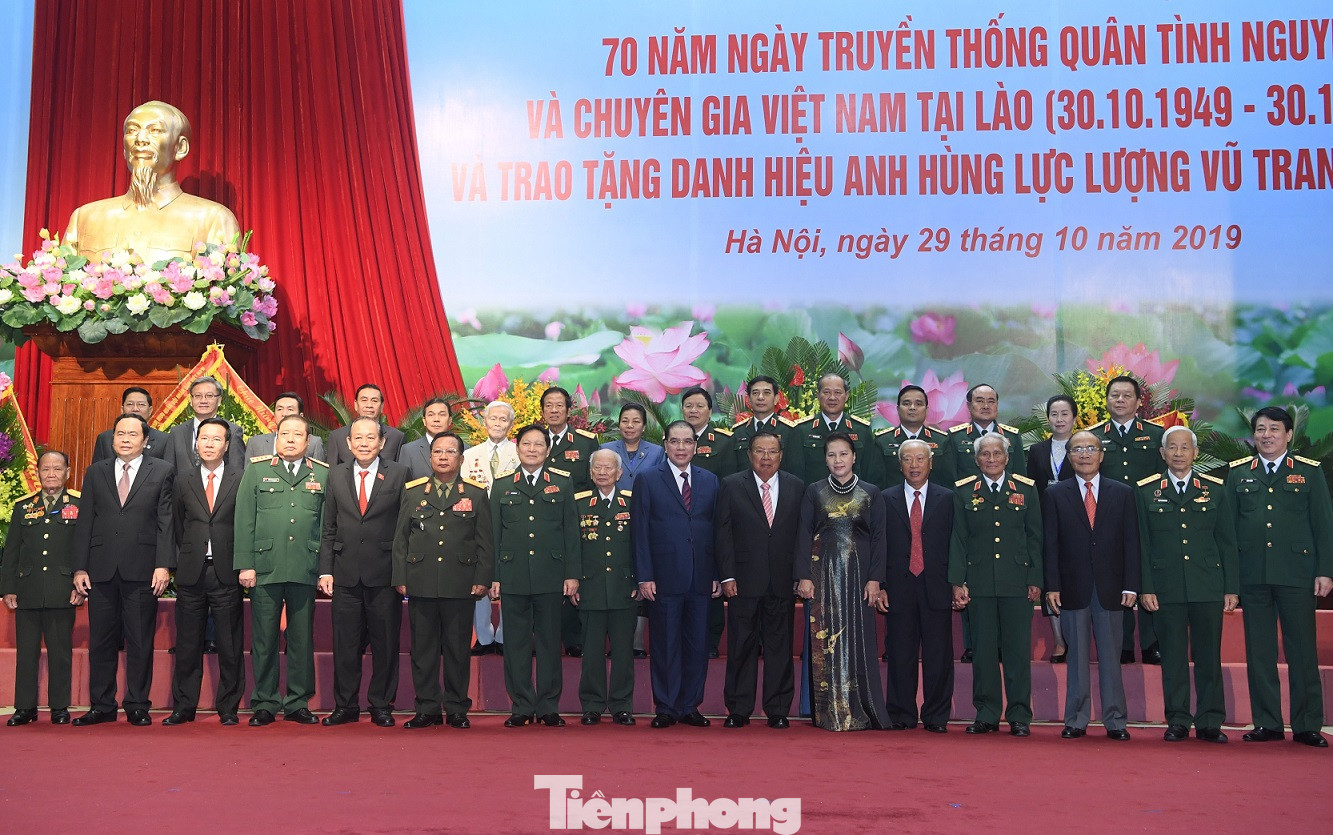 Trao tặng danh hiệu Anh hùng cho Quân tình nguyện và Chuyên gia Việt Nam tại Lào ảnh 7