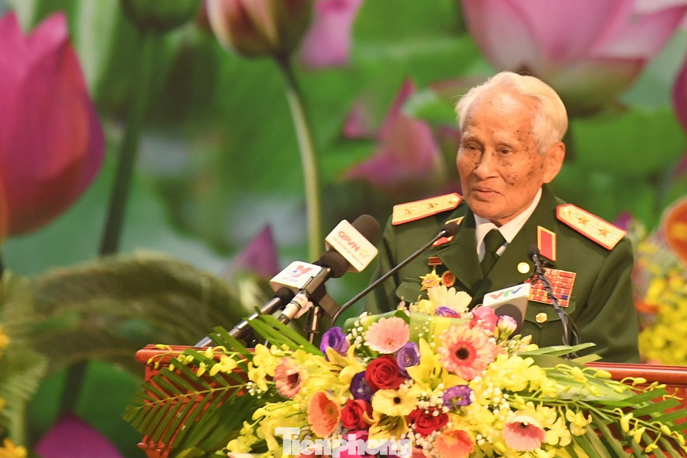 Trao tặng danh hiệu Anh hùng cho Quân tình nguyện và Chuyên gia Việt Nam tại Lào ảnh 6