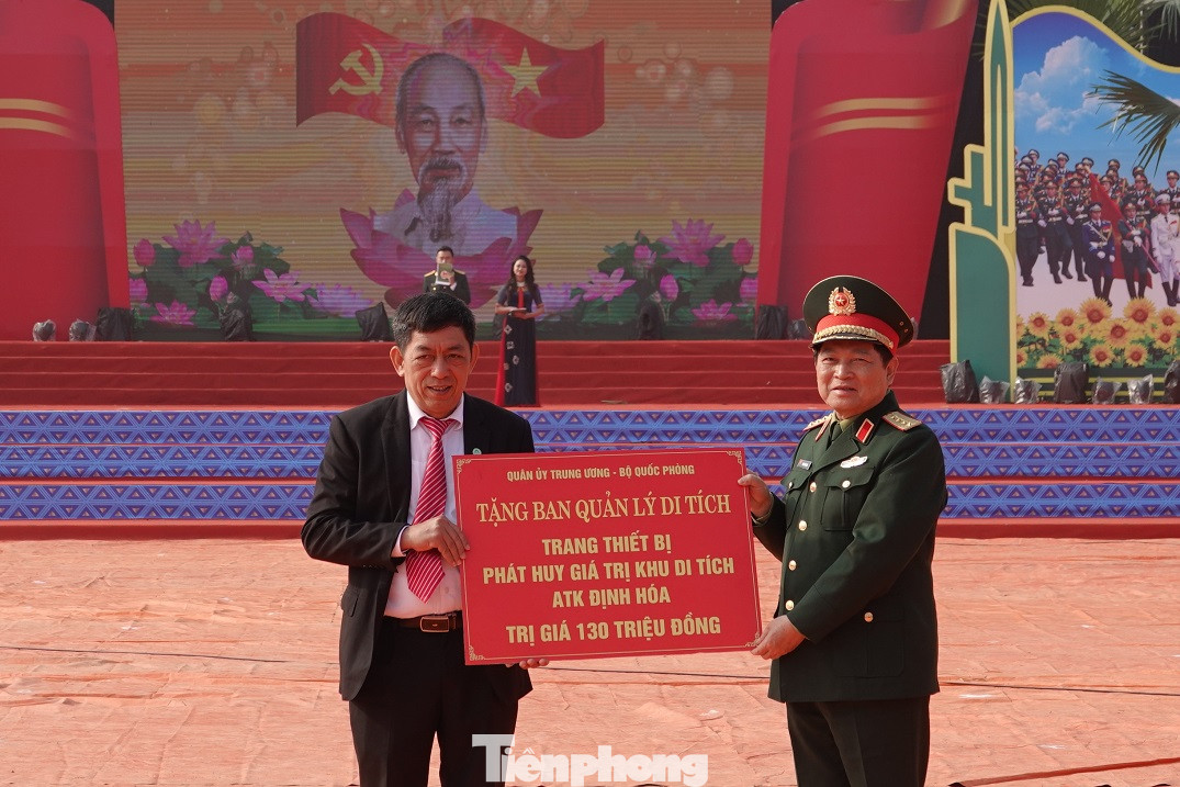 Đại tướng Ngô Xuân Lịch đánh trống khai mạc Ngày hội quân dân ảnh 2