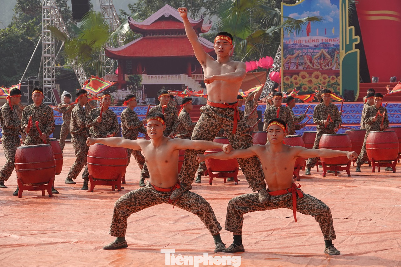 Đại tướng Ngô Xuân Lịch đánh trống khai mạc Ngày hội quân dân ảnh 7