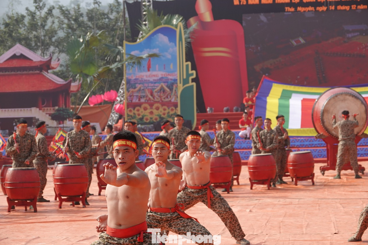 Đại tướng Ngô Xuân Lịch đánh trống khai mạc Ngày hội quân dân ảnh 6