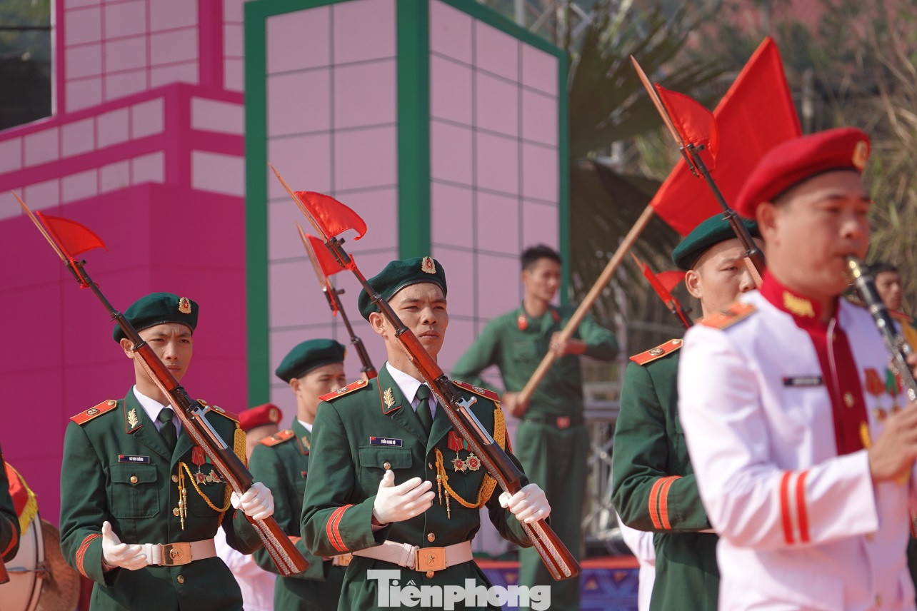 Đại tướng Ngô Xuân Lịch đánh trống khai mạc Ngày hội quân dân ảnh 9