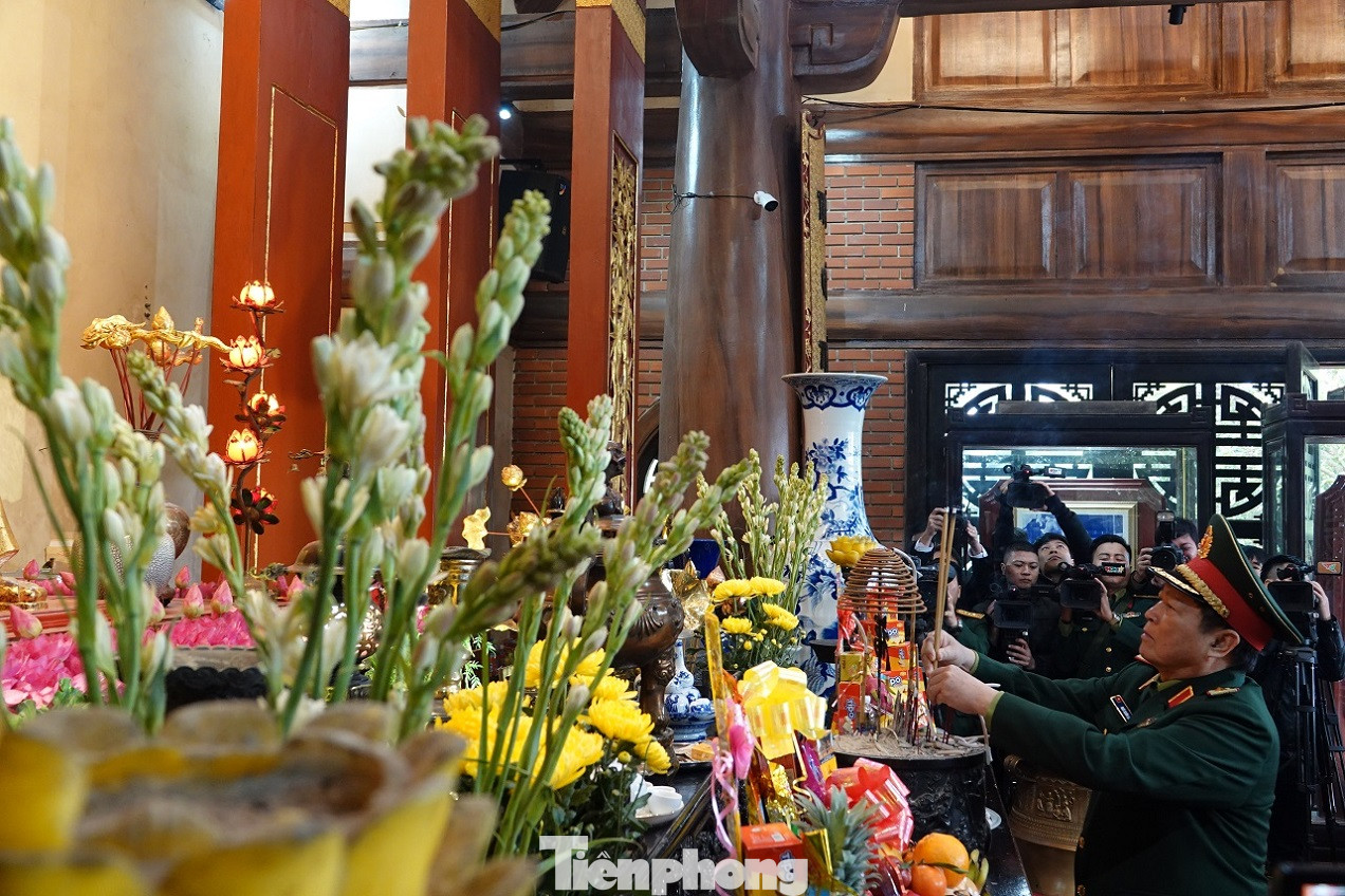 Đại tướng Ngô Xuân Lịch đánh trống khai mạc Ngày hội quân dân ảnh 1