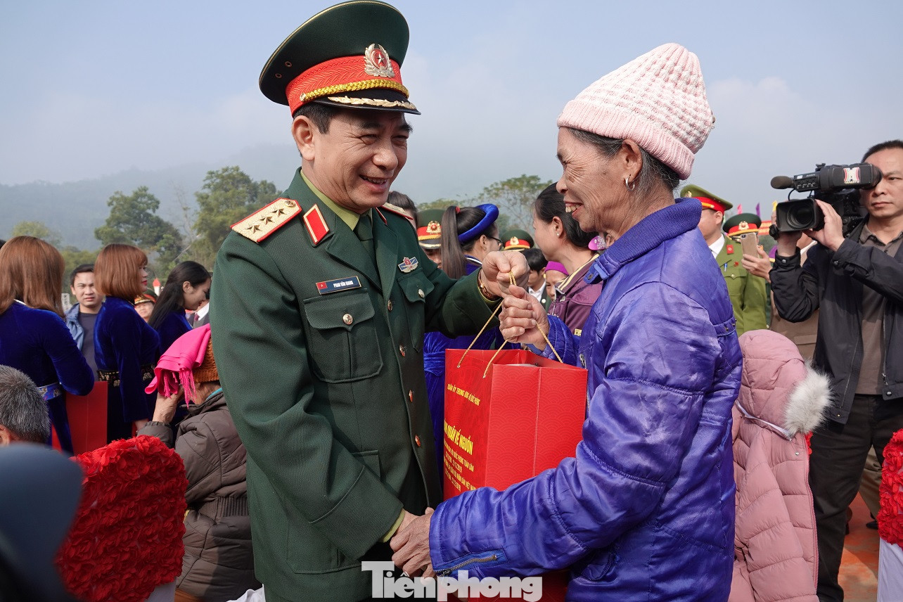 Đại tướng Ngô Xuân Lịch đánh trống khai mạc Ngày hội quân dân ảnh 4