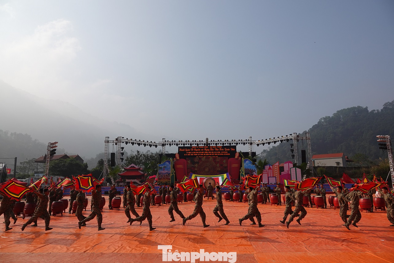 Đại tướng Ngô Xuân Lịch đánh trống khai mạc Ngày hội quân dân ảnh 8