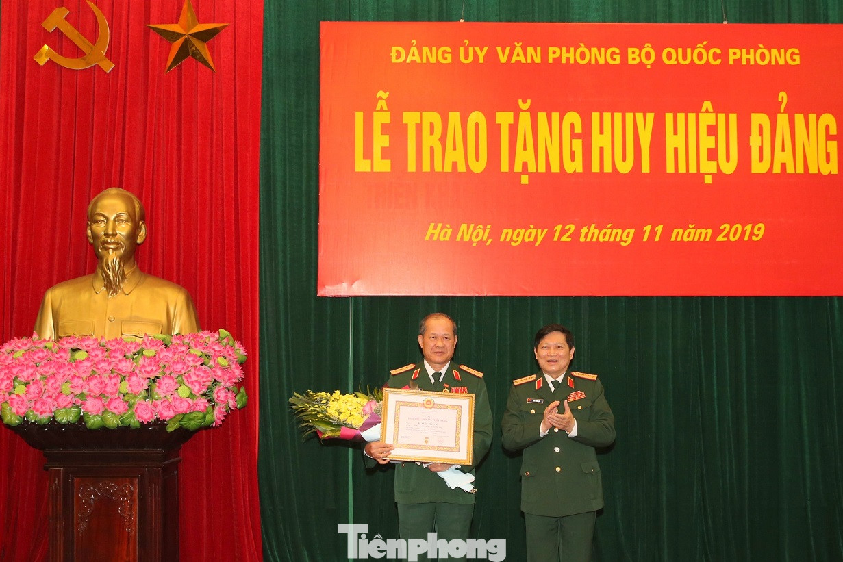 Trao Huy hiệu Đảng cho 8 sĩ quan Quân đội cao cấp ảnh 1