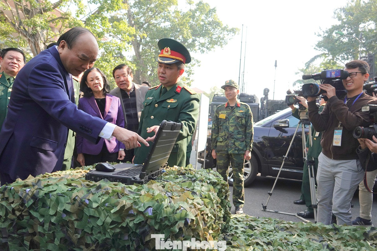 Thủ tướng tham quan xe tăng, tên lửa, khí tài hiện đại của Quân đội ảnh 6
