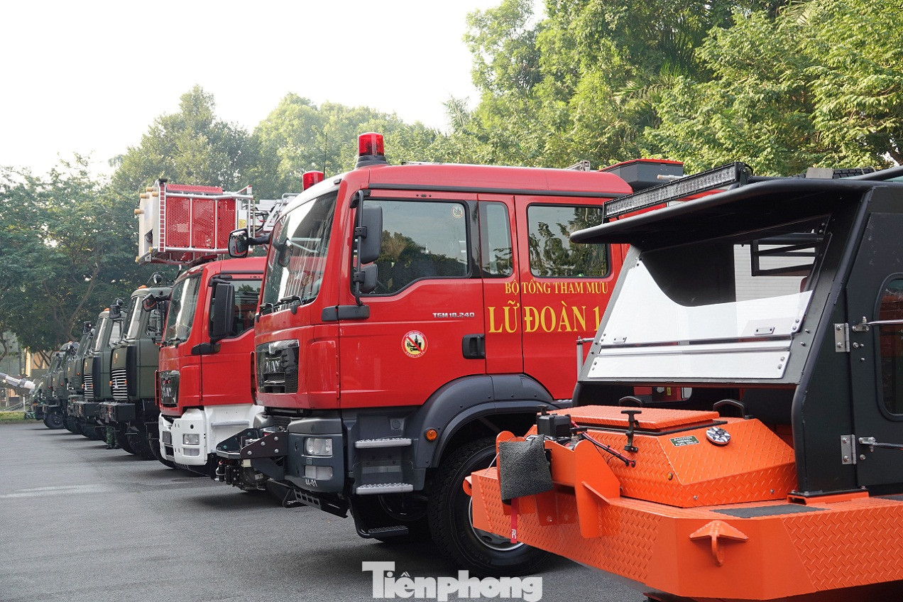 Thủ tướng tham quan xe tăng, tên lửa, khí tài hiện đại của Quân đội ảnh 11