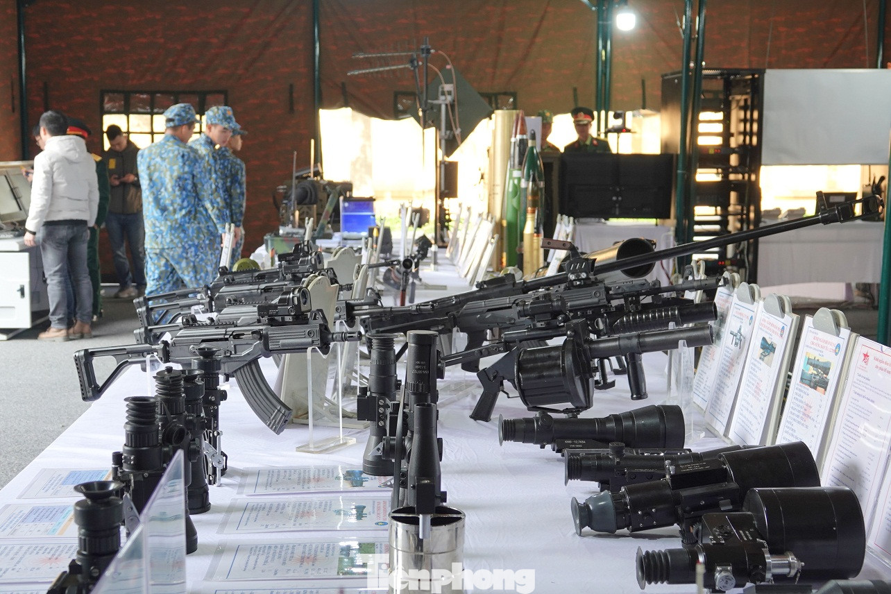 Thủ tướng tham quan xe tăng, tên lửa, khí tài hiện đại của Quân đội ảnh 13