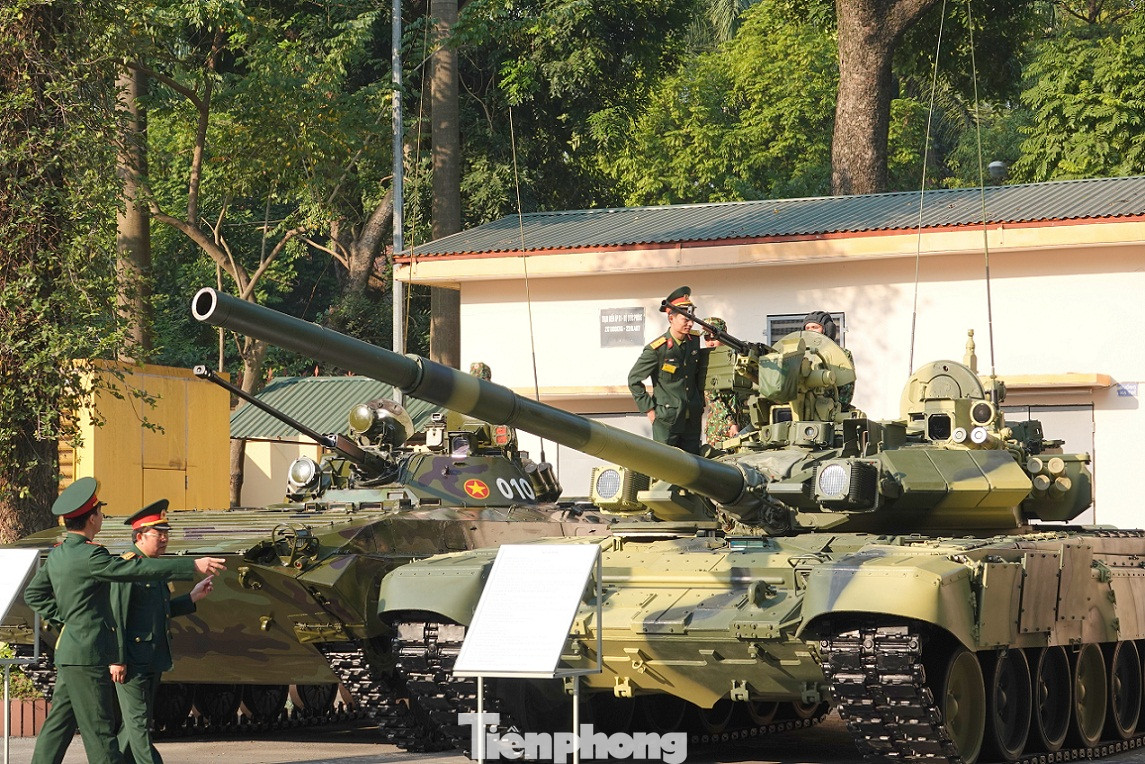 Thủ tướng tham quan xe tăng, tên lửa, khí tài hiện đại của Quân đội ảnh 8