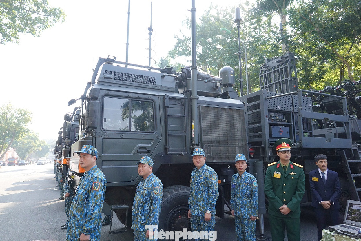 Thủ tướng tham quan xe tăng, tên lửa, khí tài hiện đại của Quân đội ảnh 9